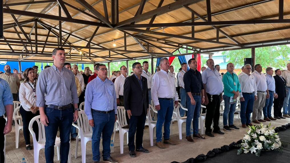 El próximo mandatario, Santiago Peña, estuvo acompañado por su dupla Pedro Alliana y Arnoldo Wiens, exministro de Obras Públicas y Comunicaciones y exprecandidato a mandatario. Foto: Gentileza