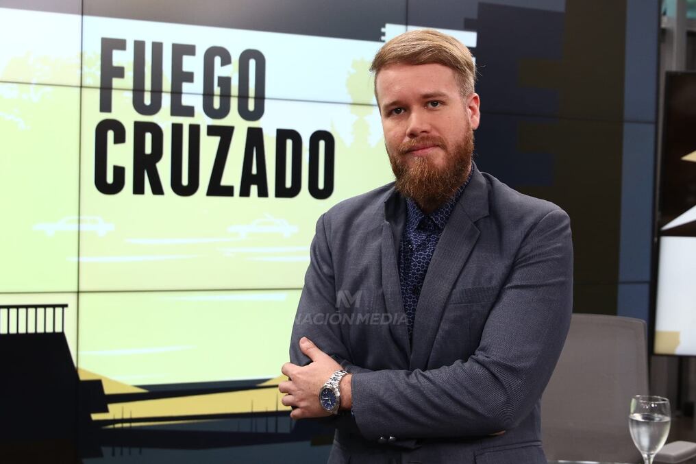 Diego Oliver, candidato a diputado por Asunción, cuestionó a varios candidatos de la Concertación por usar "caretas" en este periodo electoral. Foto: Christian Meza.