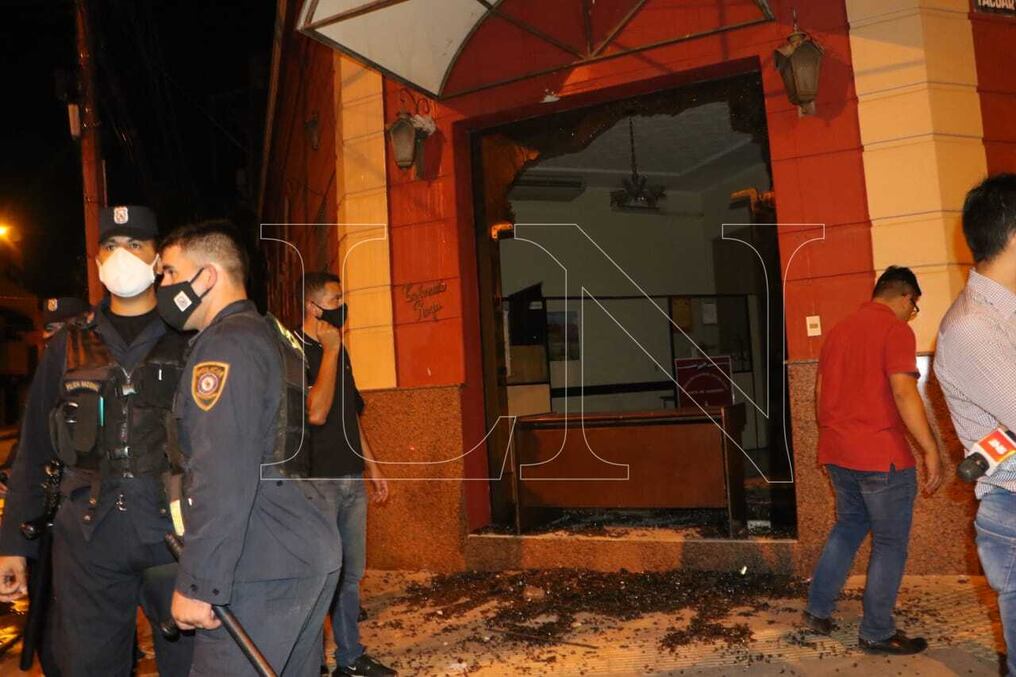 Varios destrozos se registraron a últimas horas del lunes, en el cuarto día de manifestación contra el Gobierno. Foto: Cristóbal Núñez.