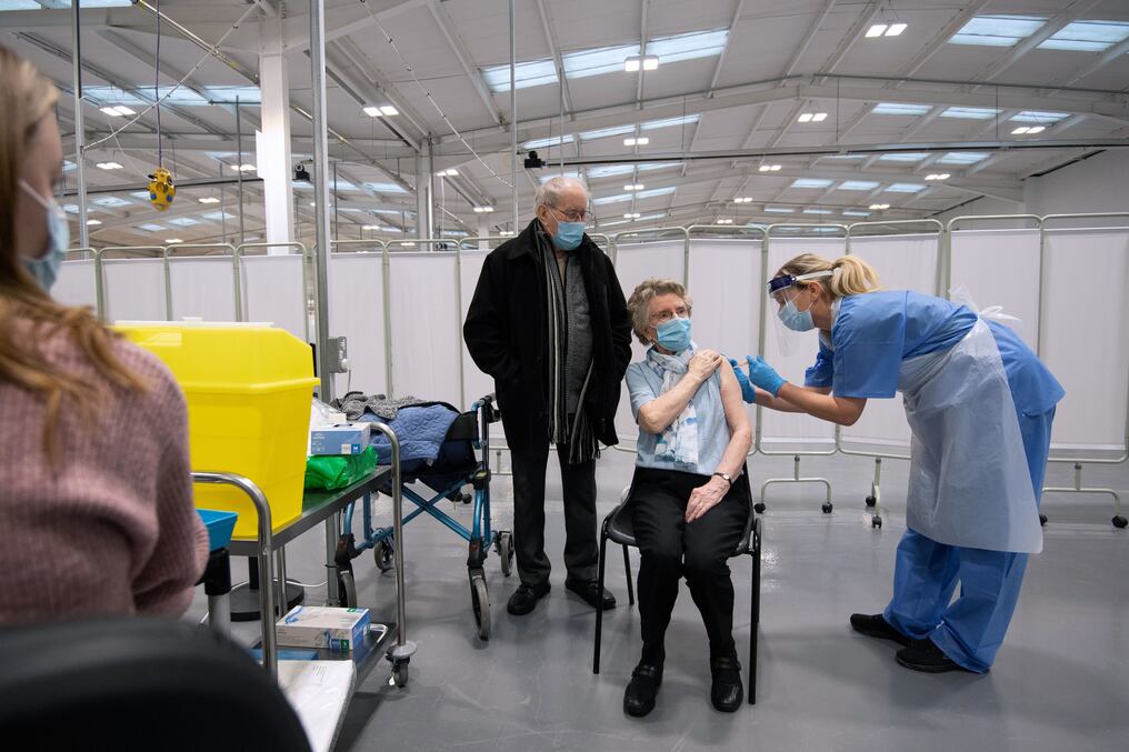 La comisión de vacunación alemana desaconsejó el jueves el proyecto del laboratorio británico para adultos mayores. Foto: AFP.