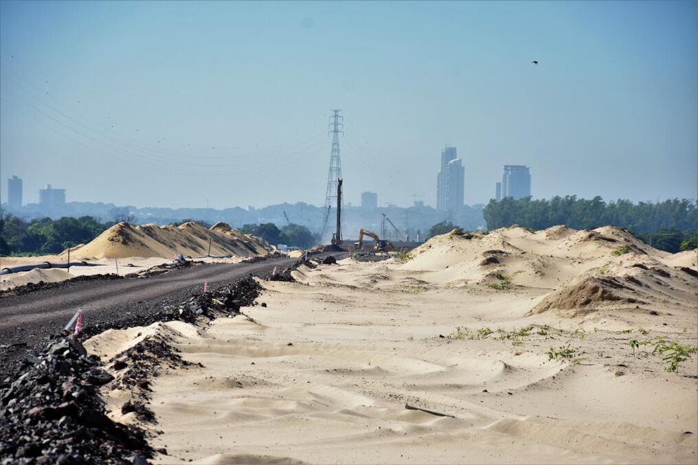 El cronograma de culminación es para abril del 2023 y conforme avanza el plan, además de las colocaciones de pilotes en todo el trayecto del futuro viaducto, también ya se están iniciando las primeras intervenciones en el agua. Foto: Gentileza.
