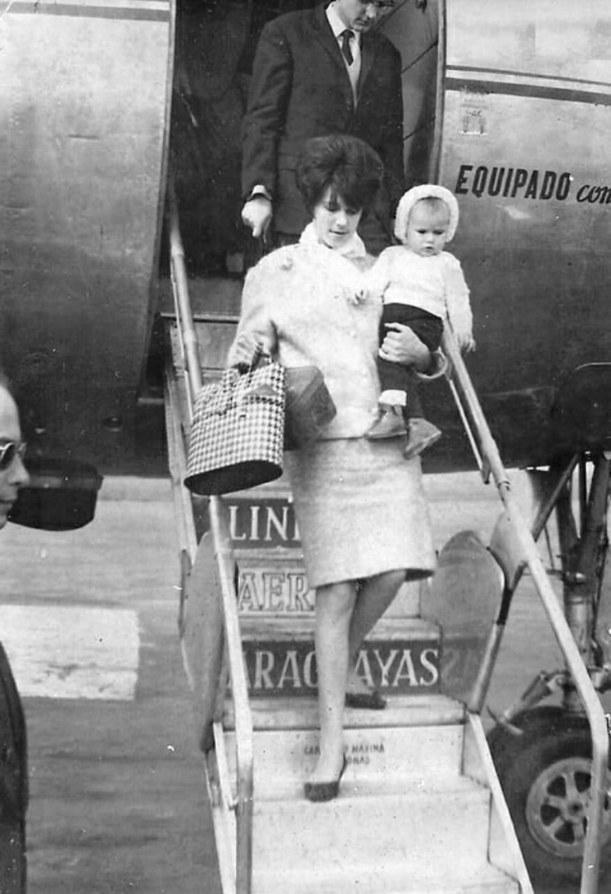 Pasajera del Convair con niño. Asunción, c.1965.