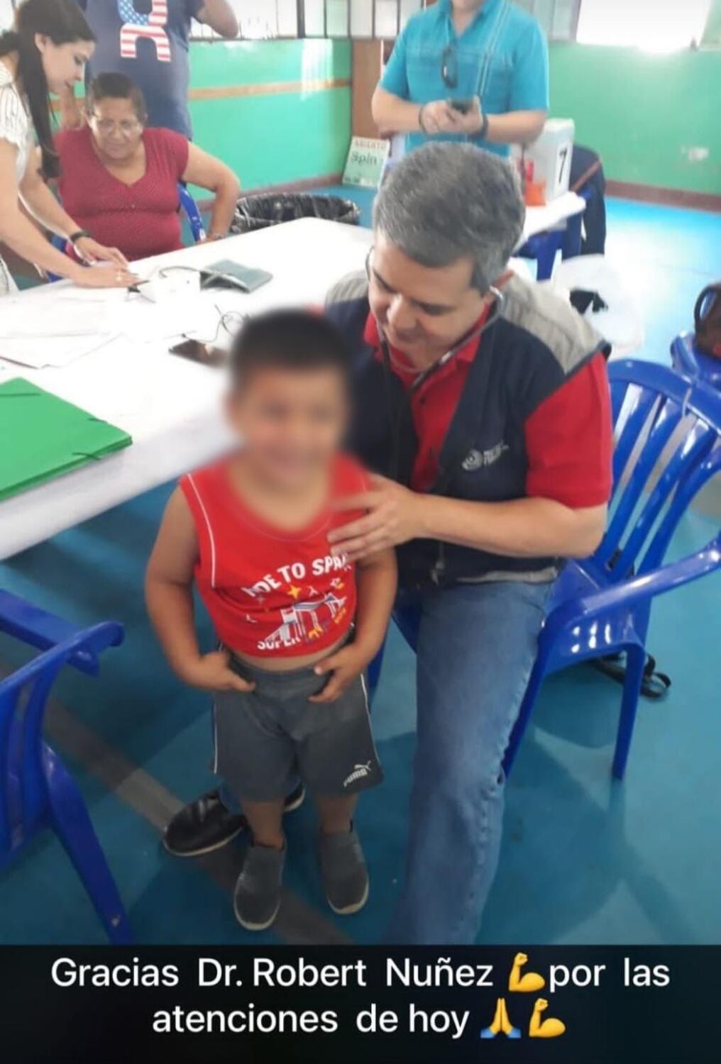 Luego de ser desvinculado por el caso de las vacunaciones VIP, el doctor Robert Núñez reaparece en jornada de vacunación politizada por el oficialismo. Foto: Gentileza.