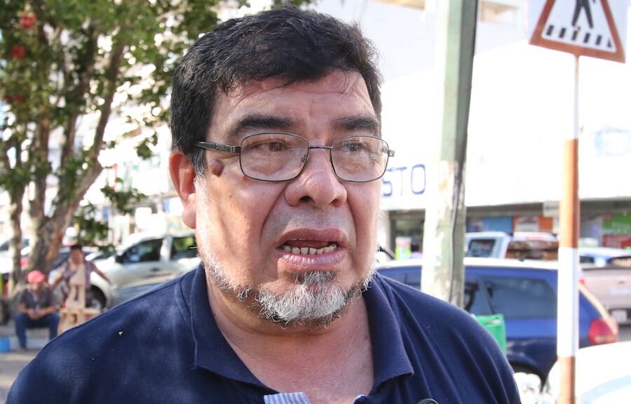 Gabriel Espínola, secretario de la OTEP-A, anunció la movilización de gremios docentes ante la posibilidad de la eliminación del salario básico. Foto: Agustín Acosta.