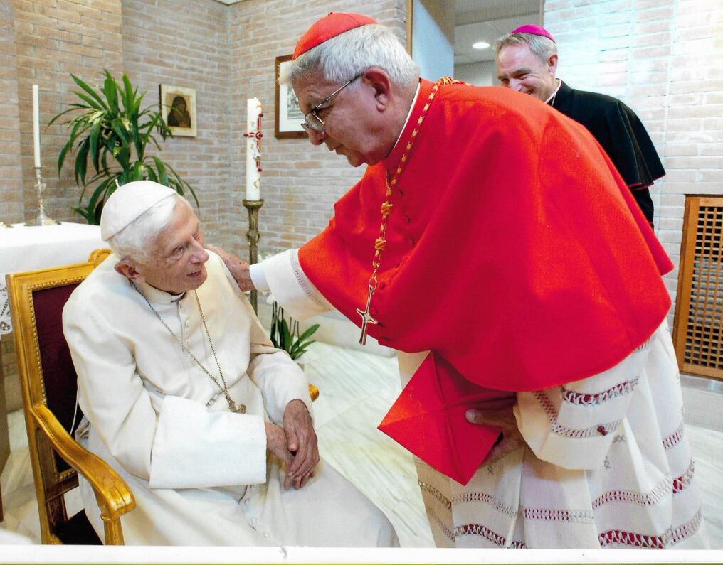 La CEP informa a toda la feligresía católica que la Nunciatura Apostólica se habilitó el libro de condolencias en memoria del papa emérito Benedicto XVI,  fallecido a los 95 años de edad, el pasado 31 de diciembre. Foto: Ilustrativa.