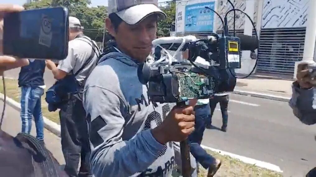 La agresión física sufrida por el periodista Yerko Guevara, “salvajemente golpeado luego de ser lanzado al piso”. “Otros periodistas fueron empujados, zarandeados, insultados y golpeados”, han denunciado. Foto: La voz de Tarija.