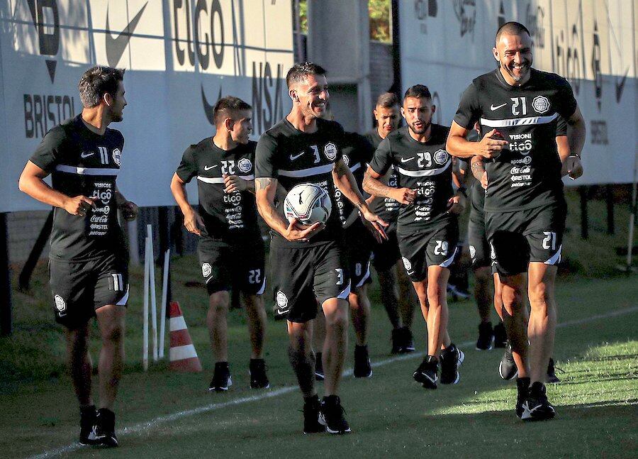 Pese al dolor, los decanos ponen buena cara pensando en el debut de mañana en el torneo Apertura, donde recibirá en Para Uno a Ameliano.FOTO:@CLUB OLIMPIA