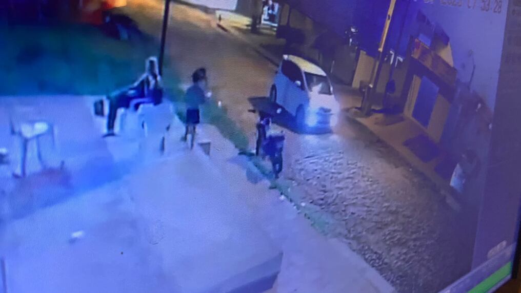 Se están analizando las cámaras de circuito cerrado de la zona, donde se observa que la menor abordó un automóvil y desde ese momento nada se sabe de ella. Foto: Gentileza.