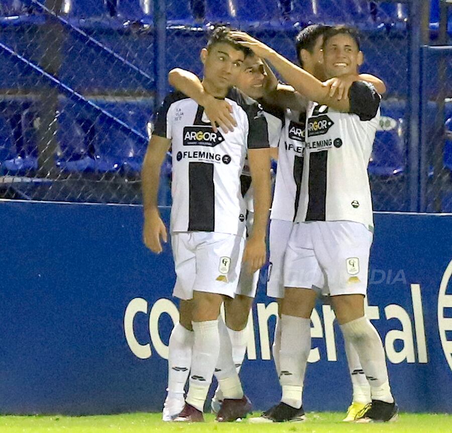Jugadores de Tacuary, en el festejo de uno de los dos goles de Iván Valdez.FOTO:ROBERTO ZARZA