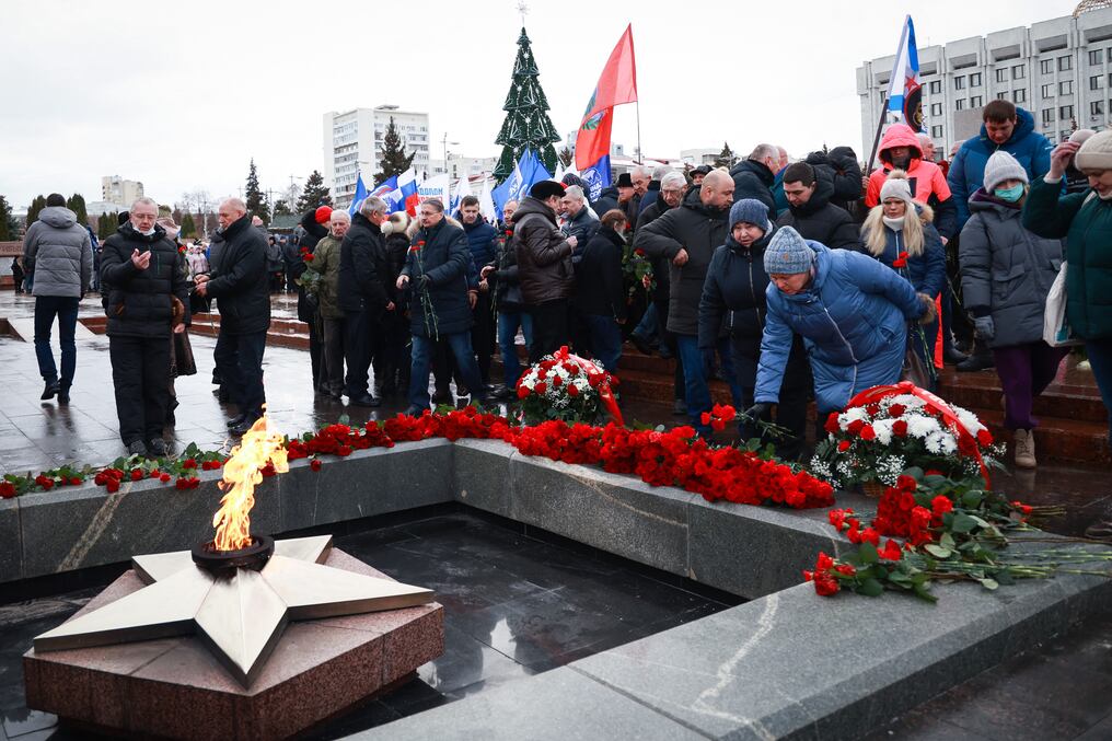 Los dolientes se reúnen para depositar flores en memoria de más de 60 soldados rusos que, según Moscú, murieron en un ataque ucraniano en territorio controlado por Rusia, en Samara. Foto: AFP.