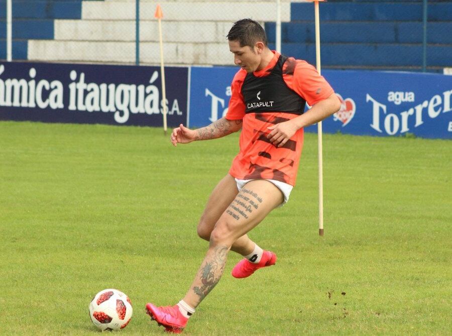 El mediocampista José Montiel (32 años) deja la ciu­dad del Ñandutí, en donde jugó el Apertura por el 12 de Octubre, y se instala en Villarrica.