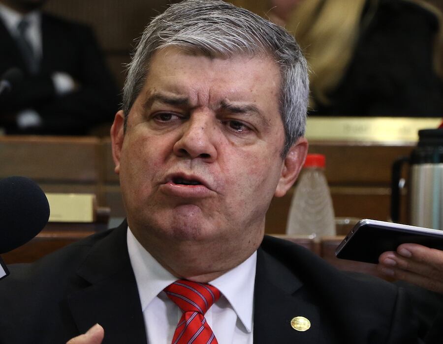 La misma vara debe de aplicarse en la Cámara de Senadores, según el senador Enrique Riera, atendiendo el pedido de desafuero para el senador Rodolfo Friedmann por la investigación que gira en torno a las licitaciones del almuerzo escolar. Foto: Archivo.