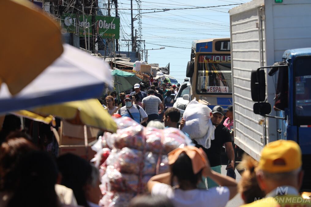 En la zona céntrica de Asunción, que corresponde a la administrativa y pública, hoy ya no están trabajando y dan un pequeño relajo en su sector a partir del mediodía. Foto: Emilio Bazán.