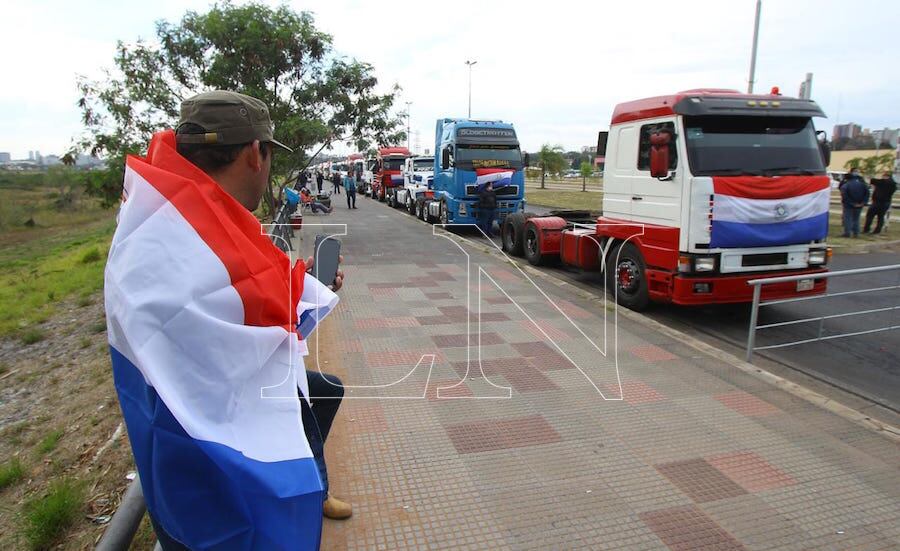 Los camioneros alegan estar en desventaja porque la oferta y la demanda están en manos de otros sectores. Foto: Christian Meza.