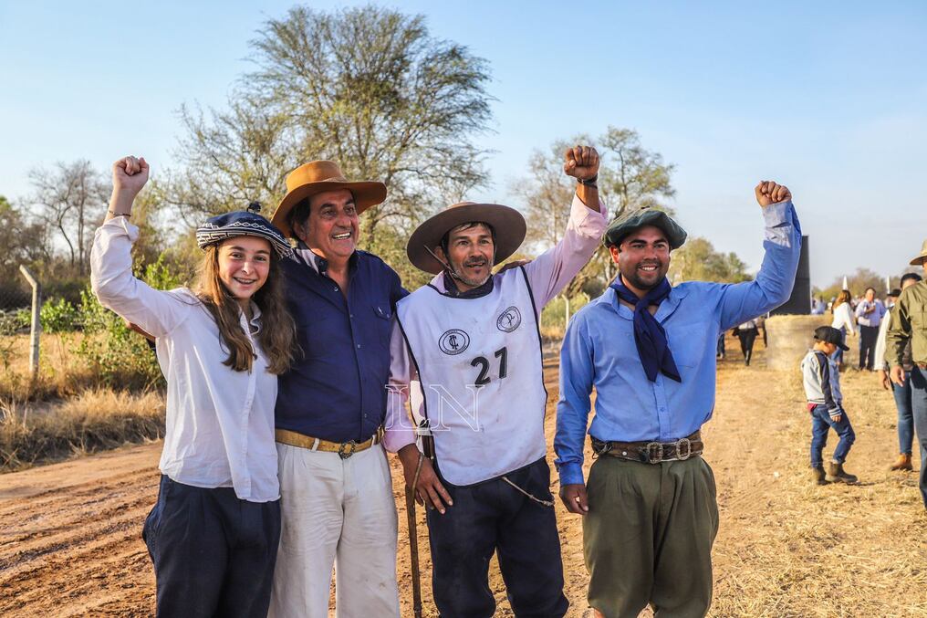 El equipo ganador de la Gran Marcha Criolla 2022 compuesto por don Juan Quevedo, propietario de “Genio de Sofía”; su hija Carlota, el jinete Pedro García y Miguel. Foto: Carlos Juri.