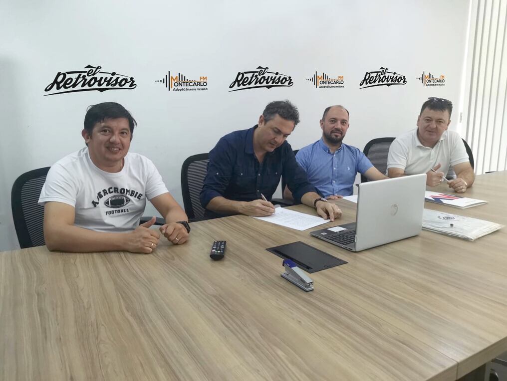 Firma del convenio para la segunda edición del Retrovisor en Caaguazú. Foto: Gentileza.