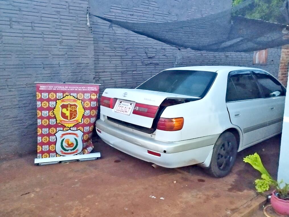 Un grupo de policías junto a una comitiva fiscal allanaron una vivienda en la ciudad de Presidente Franco, departamento Alto Paraná. Foto: Gentileza