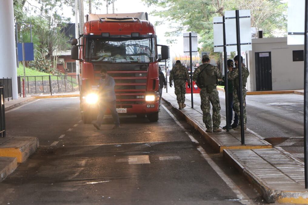 Informe de la Aduana indica que ingresaron más de 200 camiones hasta las 16:00. Solo a 31 personas se realizaron las pruebas hoy en zona primaria. Foto: Gustavo Galeano.
