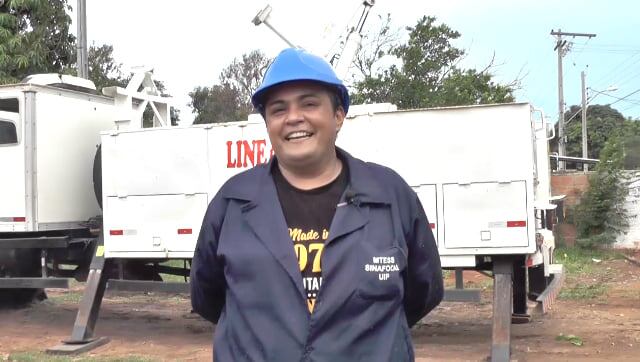 Sandra Villalba, la primera mujer paraguaya en operar grúas e hidroelevadores, mediante una capacitación del Sinafocal. Foto: Gentileza.