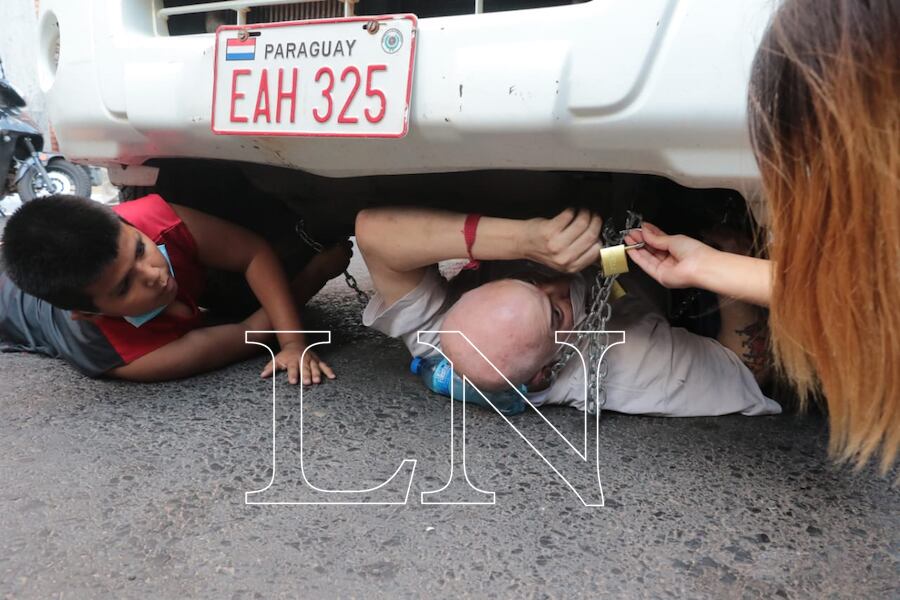 Paraguayo Cubas se colocó debajo de la camioneta estatal para exigir la presencia del ministro del Interior y luego protagonizó los incidentes. Foto: Eduardo Velázquez.