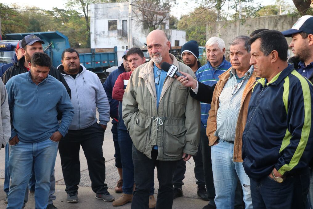 Darío Toñánez (centro), presidente de la Asociación Locos de la Cantera de Tobatí, quien hace 17 años trabaja en el rubro. Foto: Cristóbal Núñez.