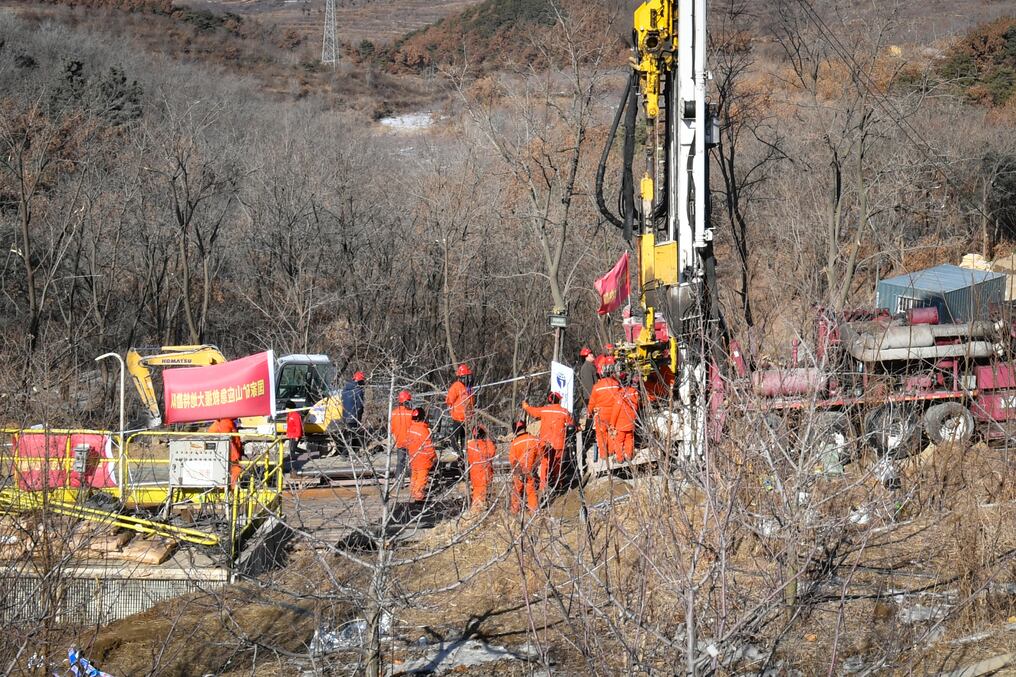 Uno de los mineros atrapados en China desde hace 10 días murió a causa de las heridas, según la prensa estatal. Foto: AFP.