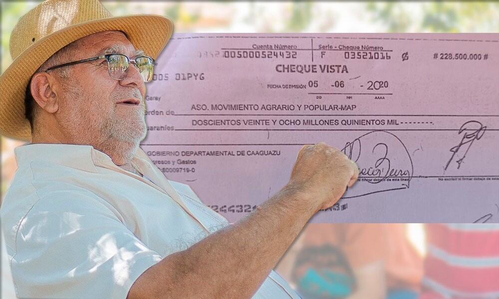 El gobernador de Caaguazú y la copia del cheque emitido para el pago del pozo ciego fantasma. Foto: Gentileza. 