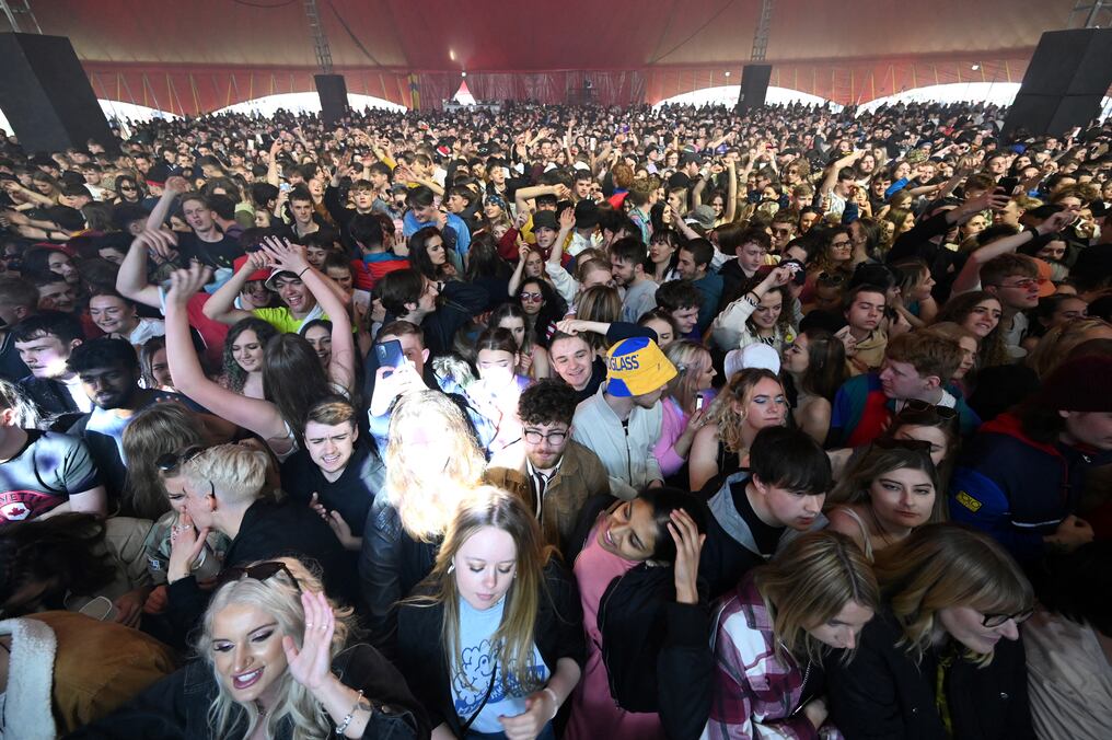 Los jóvenes británicos vibraron con el show de la banda The Lathums. Foto: AFP.