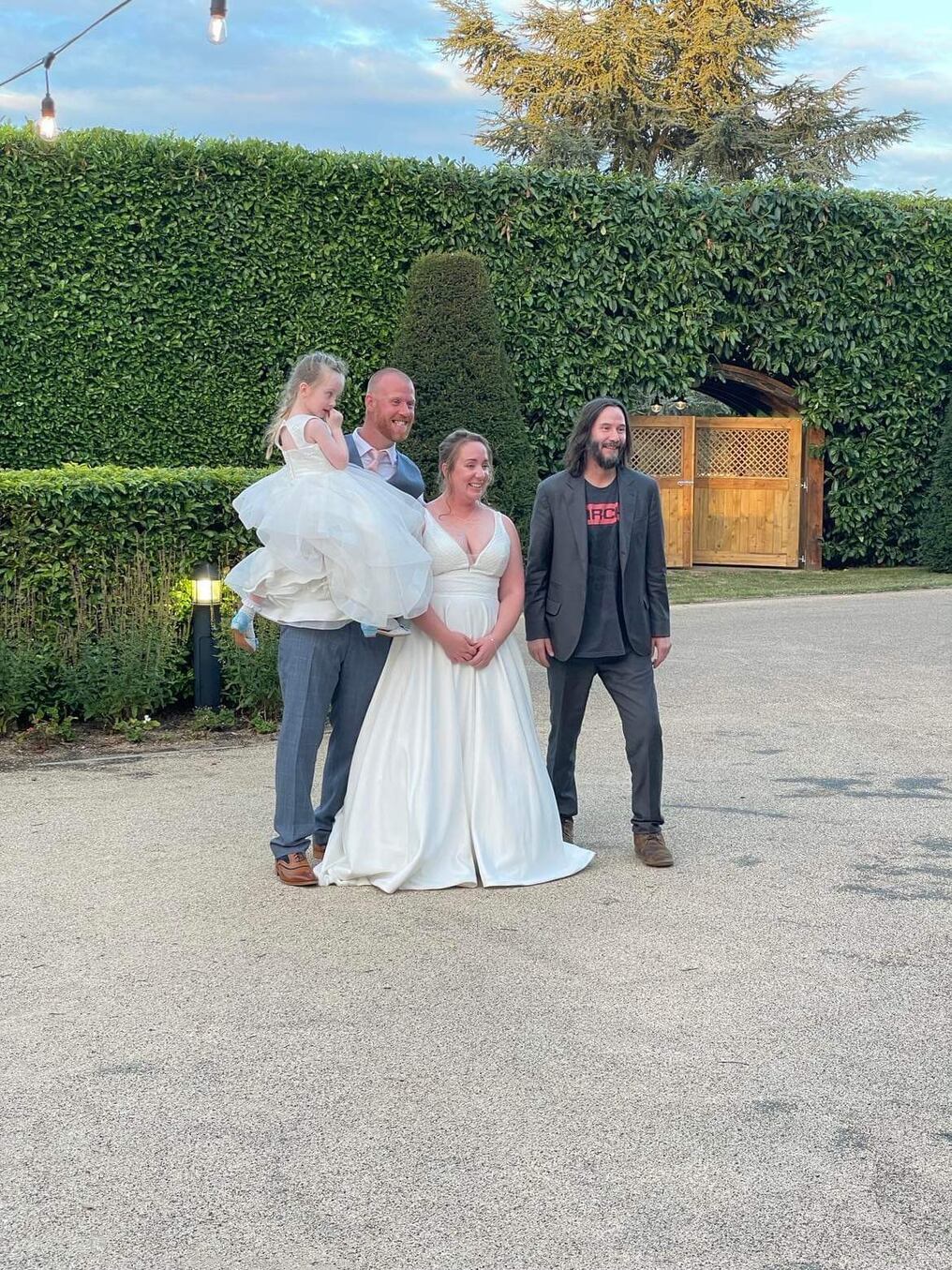 El actor canadiense, quien es reconocido por mantener siempre una actitud humilde tanto frente a las cámaras como fuera de un set de grabación, volvió a impresionar al público al aparecer en una boda de manera sorpresiva. Foto: Gentileza.