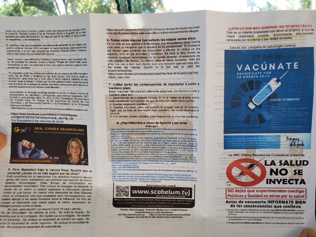 Este es el folleto entregado por los "antivacunas" a personas que acompañan a los adultos mayores que aguardar ser inmunizados. Foto: Gentileza.