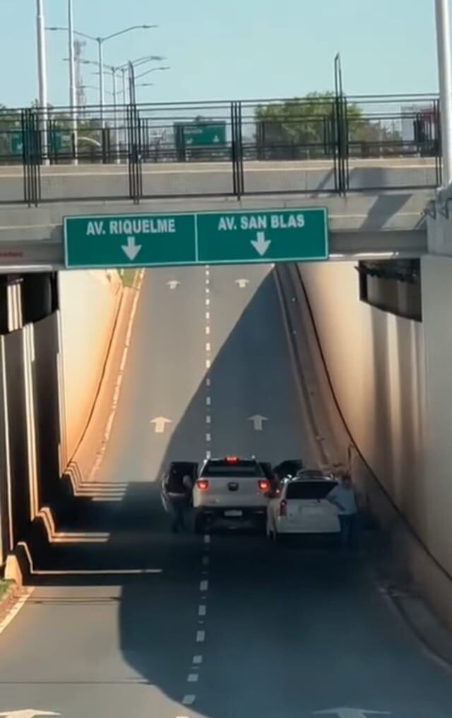 En el multiviaducto del km 7 de Ciudad del Este donde esta mañana ocurrió un asalto y robo a la funcionaria de Nasser Cubiertas que llevaba consigo dinero para depositar en un banco. Foto: Gentileza.