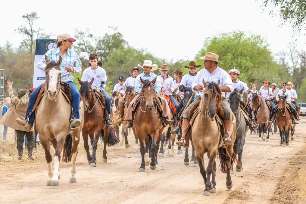 Con mucha emoción se inició la primera edición de la Marchita Criolla, que involucra a los niños desde pequeños en las destrezas ecuestres. Foto: Carlos Juri.