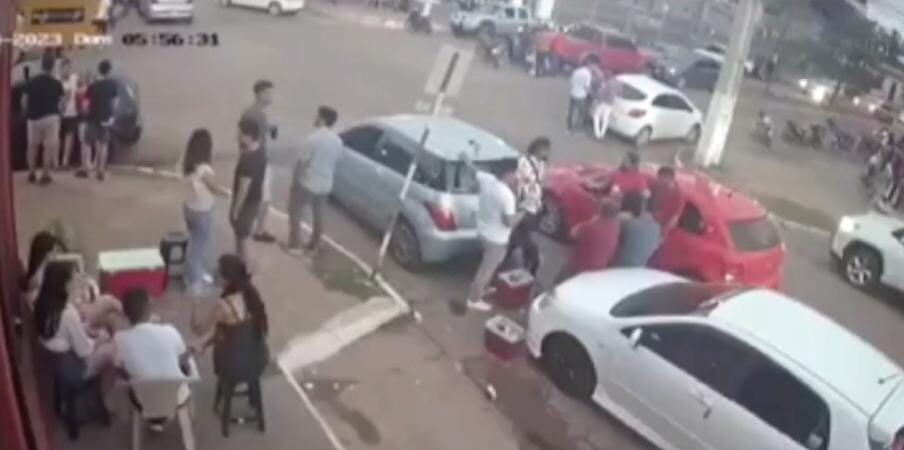 A la denuncia se suman quejas de familiares de pacientes que están internados en el Instituto de Previsión Social (IPS) que no pueden descansar. Foto: Captura pantalla.