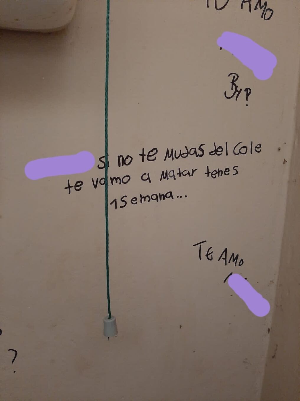 El escrito encontrado por la misma alumna mencionada en la amenaza dentro del sanitario de un colegio de Minga Guazú. Ni la Policía Nacional ni la Fiscalía recibieron denuncias o algún aviso de la dirección de la institución escolar. Foto: Gentileza.