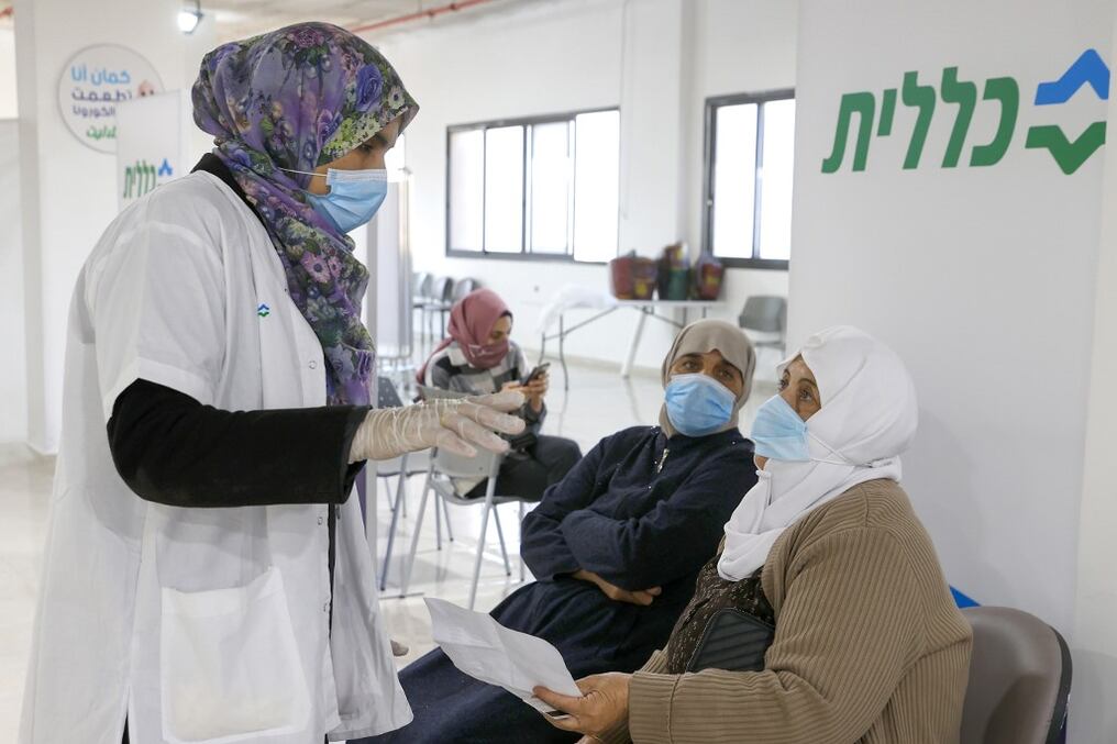 El país de Medio Oriente ha vacunado contra el COVID-19 a 4.96 millones de habitantes, que equivale al 54,7% de su población de 9 millones. Foto: AFP.