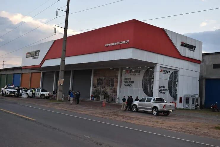 Los delincuentes estaban vestidos de negro y llegaron al comercio en Ypané a bordo de un automóvil en el que luego se dieron a la fuga. Foto: Gentileza.
