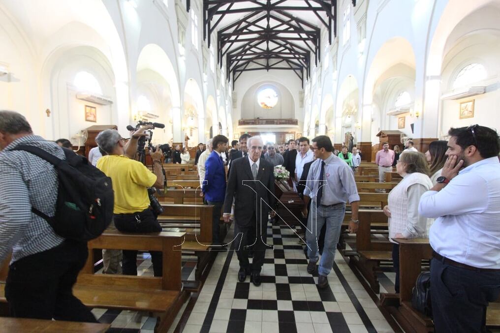 La iglesia del colegio San José recibió los restos mortales del fiscal para una última misa antes de dirigirse la procesión al cementerio de la Recoleta. Foto: Emilio Bazán.