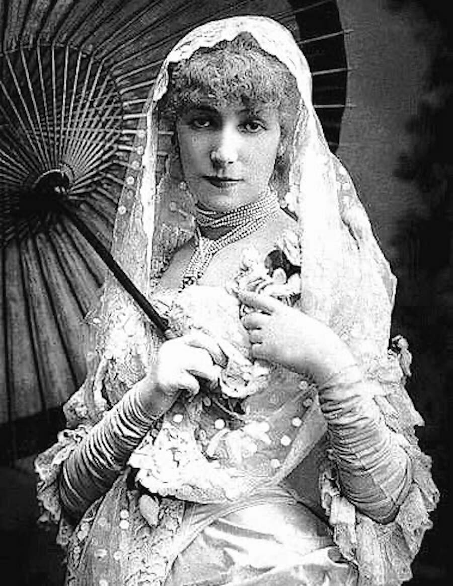 Considerada la primera estrella planetaria, la francesa Sarah Bernhardt era una artista y vedette internacional de la Belle Epoque.