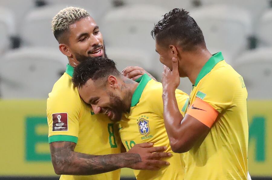 Neymar (centro), Douglas y Thiago Silva (capitán), en el festejo de uno de los cinco goles de Brasil.