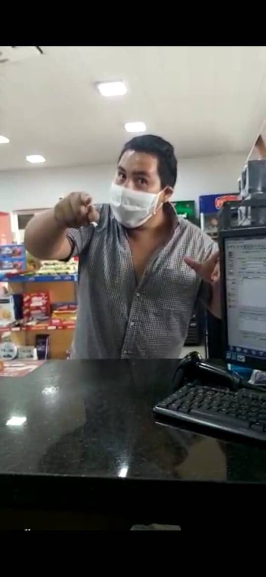 Con una actitud prepotente, el hombre amenazó en varias ocasiones a la mujer, diciéndole que actuará para que la misma sea despedida de su trabajo. Foto: Captura de pantalla.