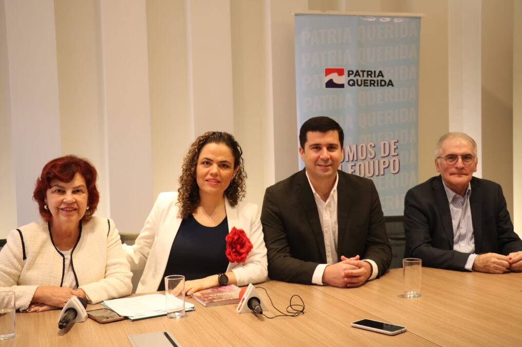 La dupla presidencial Sebastián Villarejo y Patricia dos Santos se reunió con la diputada mexicana Mariana Gómez del Campo, quien brindó su apoyo al PPQ. Foto: Gentileza.