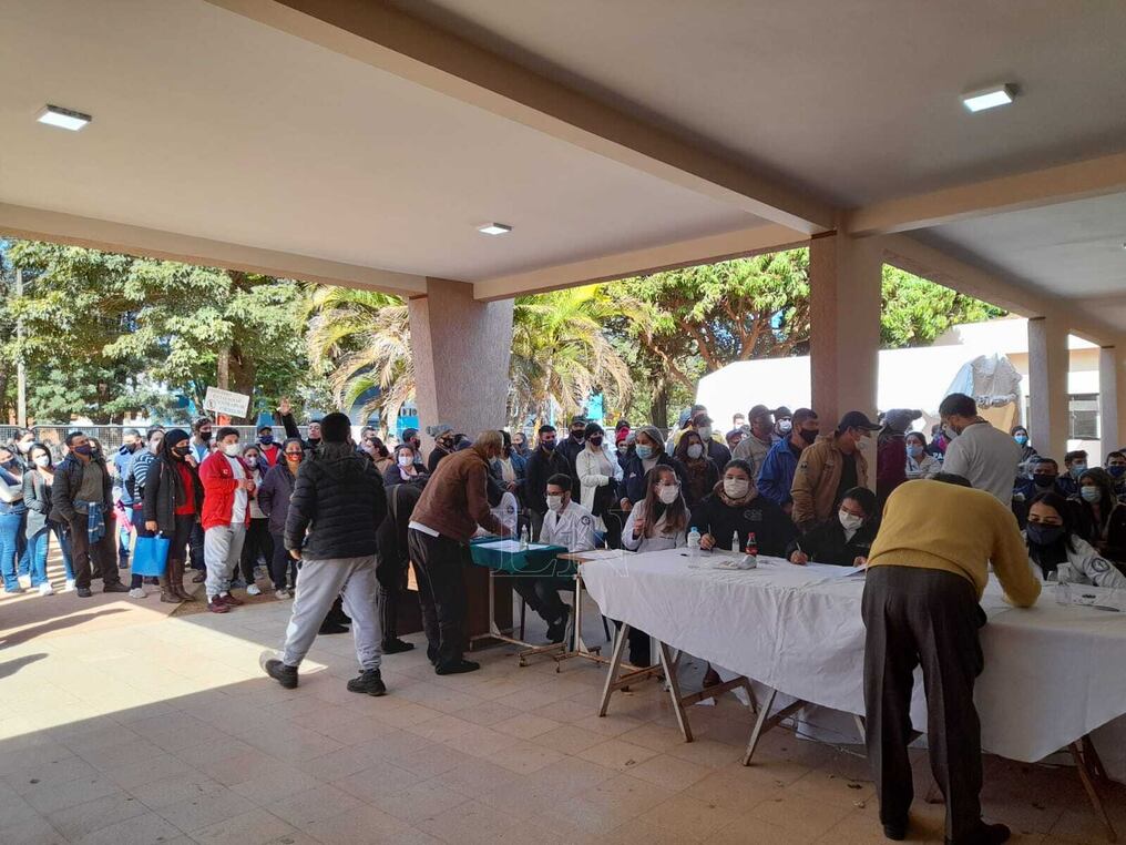 En el Hospital Distrital de Minga Guazú, ayer quedaron fuera del predio unas 200 personas sin vacunarse. Foto: Dolly Galeano.