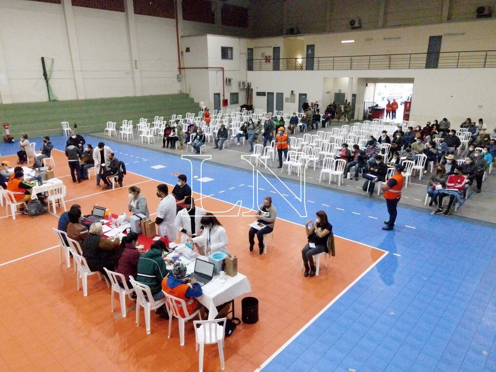 Salud distribuyó unas 250.000 dosis de la vacuna a todo el país, por lo que aguardan que más personas se inscriban para recibir la dosis correspondiente esta semana. Foto: Carlos Juri.