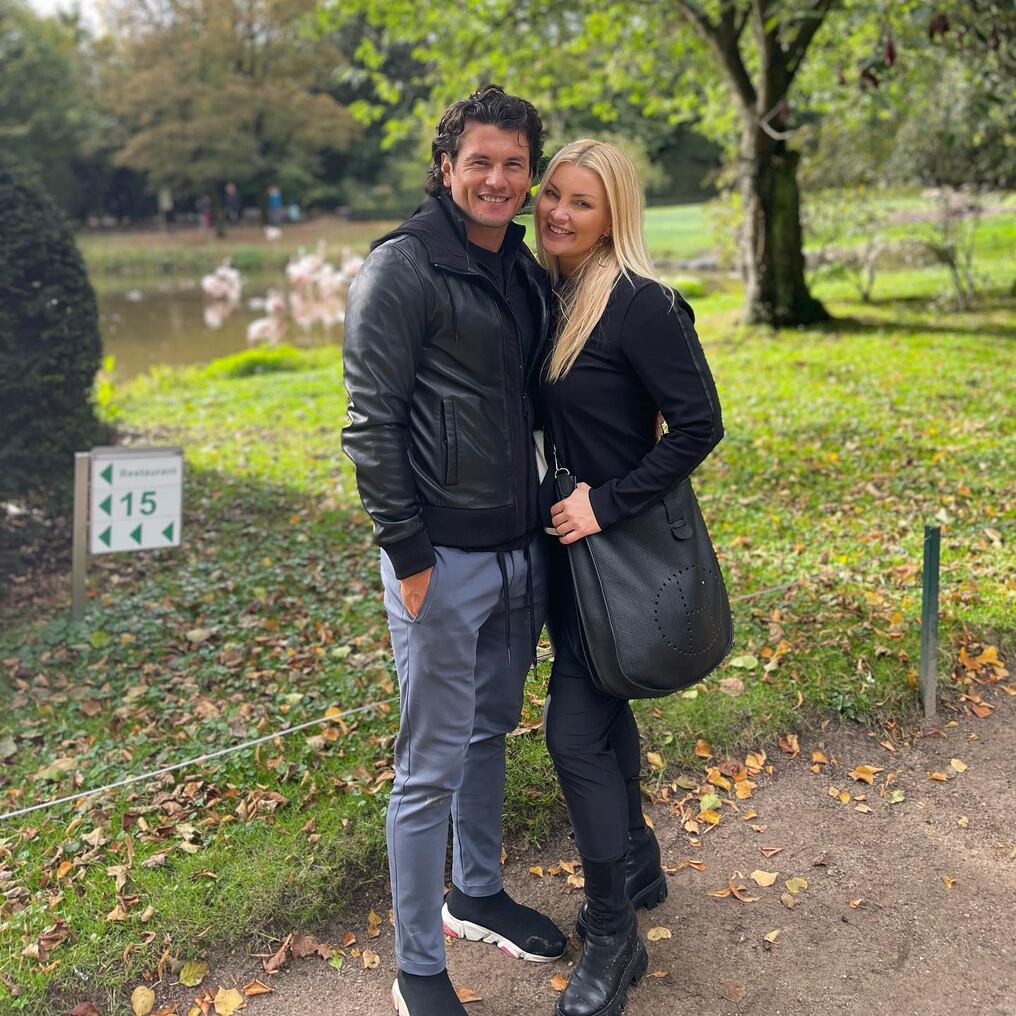 Nelson Haedo Valdez aprovecha cada momento para compartir tiempos de ocio con su esposa e hijos, en esta ocasión se trasladaron hasta el Tierpark Hagenbeck, famoso por ser el primer zoológico que no cuenta con jaulas ni divisorias. Foto: Gentileza.