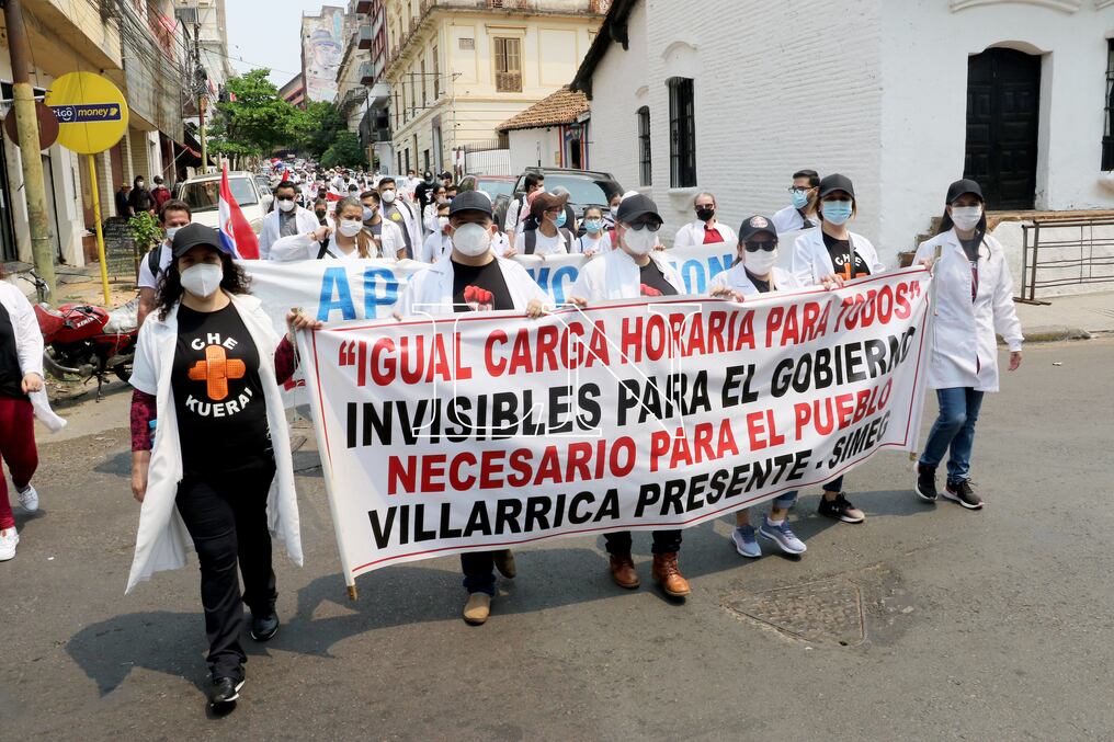 La propuesta del Ejecutivo es conceder el 30% como bonificación para el personal médico que trabaja más de 12 horas. Entrará a regir a partir de enero del 2022. Foto: Pánfilo Leguizamón.