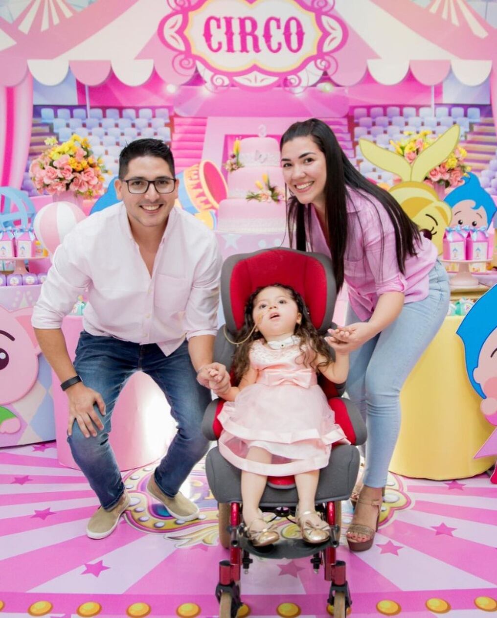 Tania Maíz y José María Patiño, los papás de la pequeña Bianca, se comprometieron en matrimonio para seguir construyendo sus sueños juntos. Foto: Gentileza.