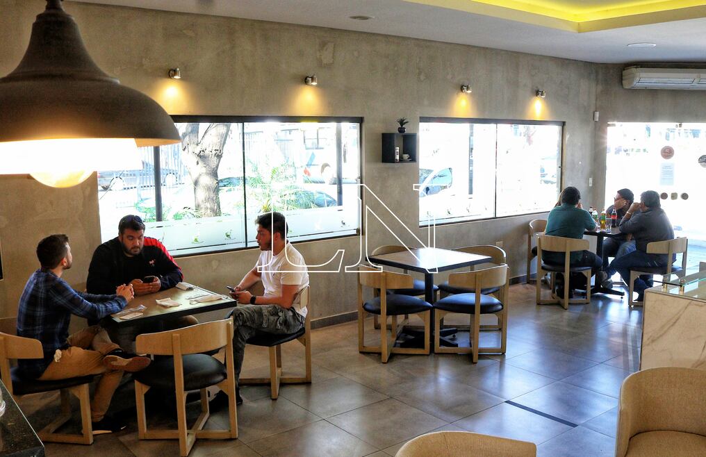 La gente tiene miedo de ir a los restaurantes, pero desde la ARPY ven difícil que alguien se contagie en un local gastronómico porque cumplen con los protocolos. Foto: Christian Meza.