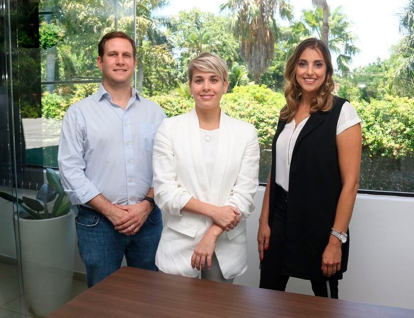 El equipo de dirección de la firma queda conformado por Lara Huttemann, socia fundadora y directora general creativa; Coti Urbieta como directora comercial y de operaciones, y Manuel Peña, cofundador y director financiero de la agencia. Foto: Gentileza.