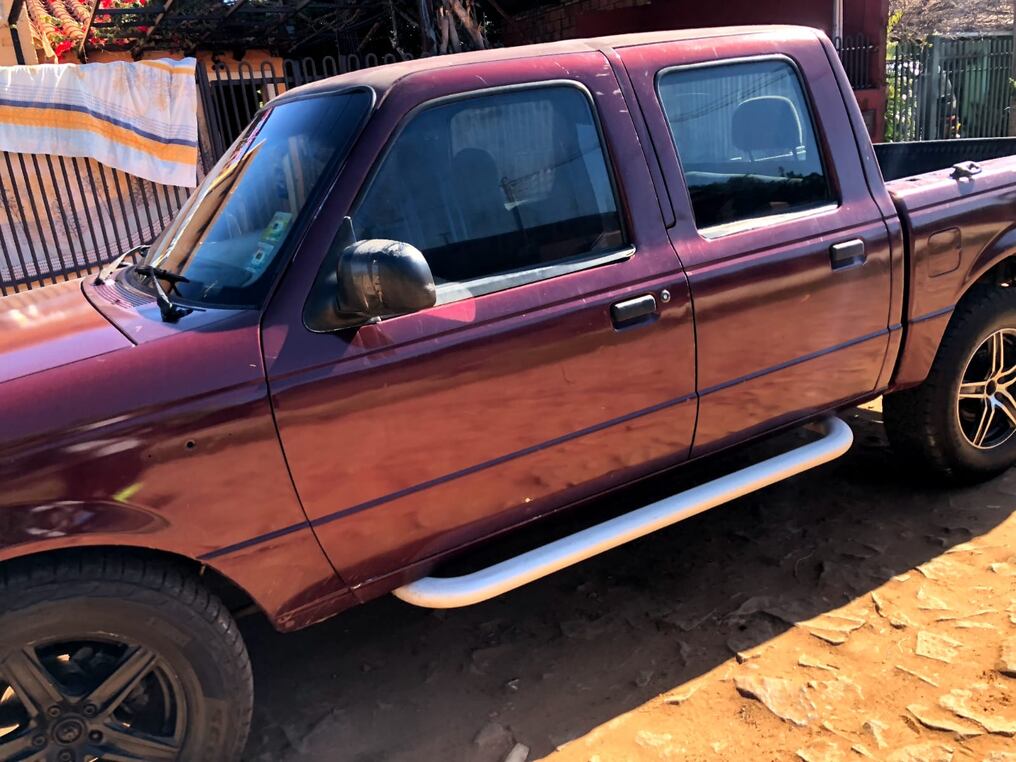 La camioneta color bordó, doble cabina con chapa EAD 572, fue robada del predio del IPS, mientras la esposa del propietario daba a luz. Foto: Gentileza.