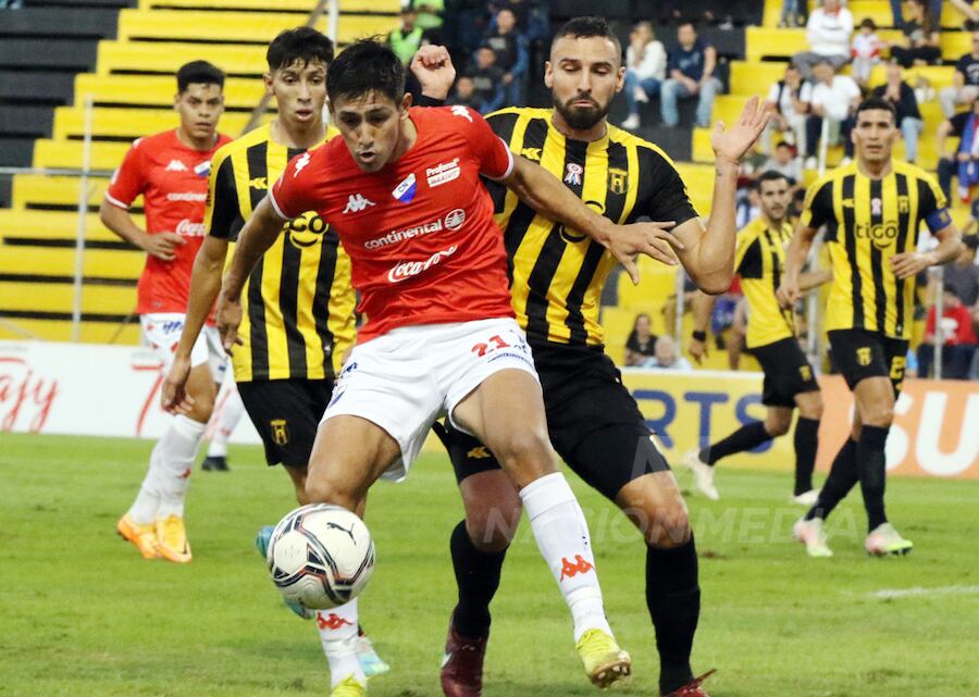 El delantero Gustavo Aguilar cubre la pelota ante la férrea marca de José Moya.FOTO:NÉSTOR SOTO